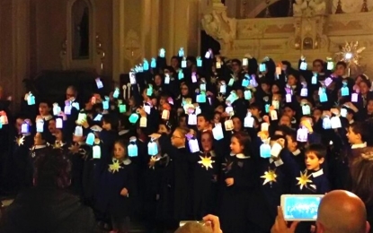 ‘Natale come desiderio di luce’: bimbi in festa nella Chiesa Madre di Guagnano
