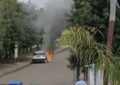 Attimi di terrore a Guagnano: auto prende fuoco vicino la villa comunale
