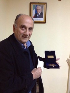 Il sindaco guagnanese Fernando Leone con il riconoscimento