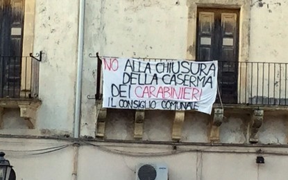 “No alla chiusura della Caserma dei Carabinieri”, il Consiglio Comunale di Salice espone uno striscione in piazza