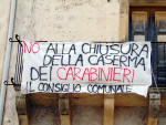 Lo striscione esposto in piazza Plebiscito da qualche giorno (foto Luca Ciccarese)
