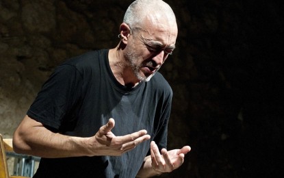 Domenica si chiude la stagione teatrale del Rubik con Fabrizio Saccomanno e i suoi “Frammenti”