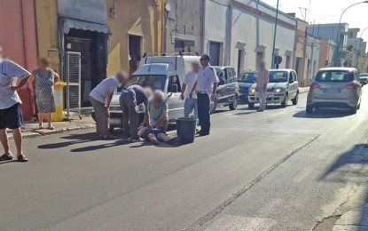 Travolto da un Fiorino mentre attraversa la strada, finisce in ospedale un 89enne di Guagnano L'anziano è stato subito soccorso dal conducente del mezzo e dai residenti. Sul posto i Vigili Urbani.