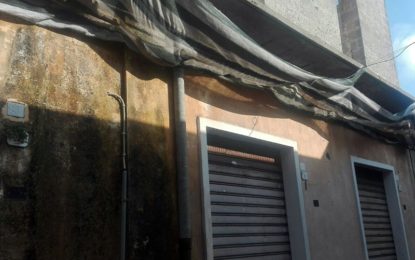 Cadono calcinacci da un’abitazione, brutto spettacolo nel centro storico di Guagnano