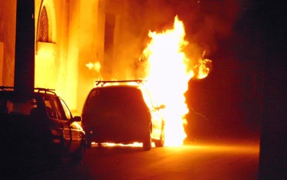 Una Renault Megane prende fuoco nella notte guagnanese, a scatenarlo un corto circuito