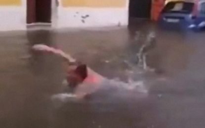 Una bomba d’acqua allaga le strade di Trepuzzi, un residente si tuffa e si fa una nuotata